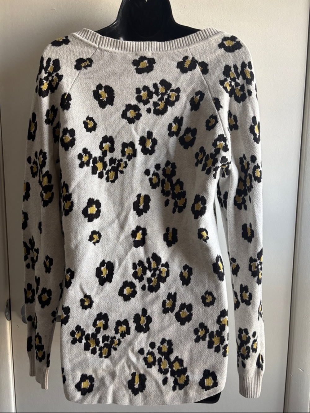 NWT CAbi Leopard Print V-Neck Button Preppy Cardigan - Cream/Black/Gold SZ S - Picture 2 of 6